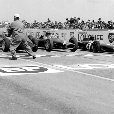 Départ du GP de France sur le circuit de Reims par le starter Toto Roche, en première ligne, Jim Clark, Graham Hill et Dan Gurney...